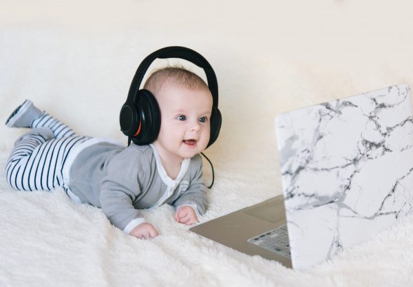 استفاده از آهنگ‌های انگلیسی برای آموزش زبان به کودکان