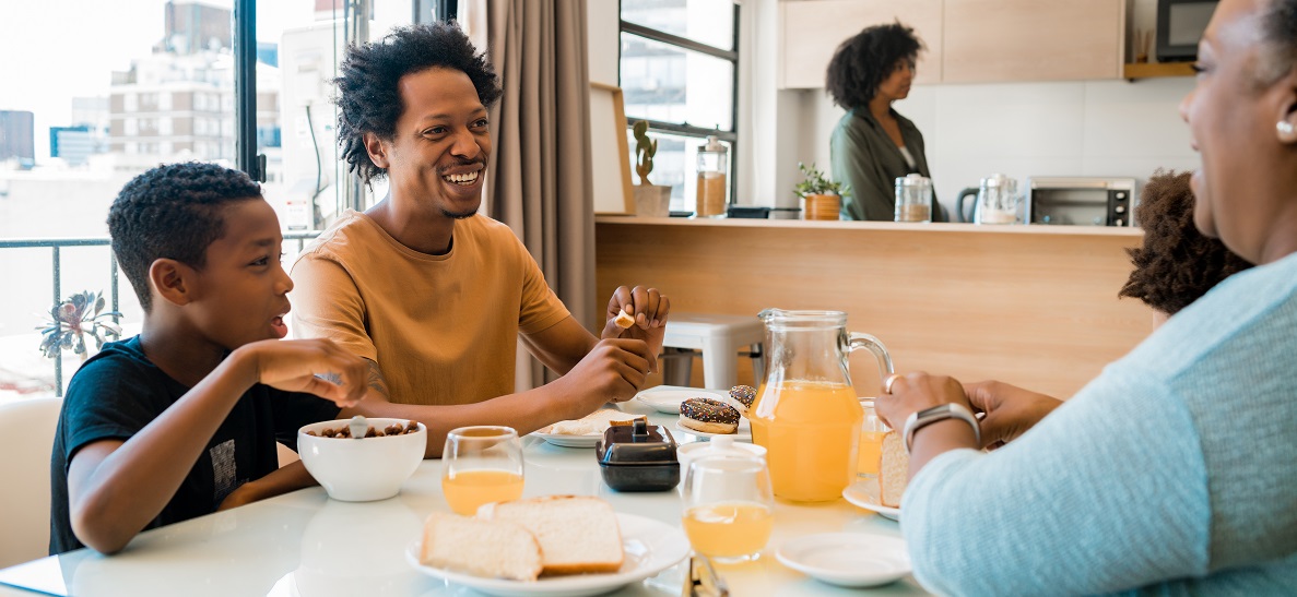 IELTS Cue Card شماره 31 : توصیف فردی در خانواده که تحسینش میکنی