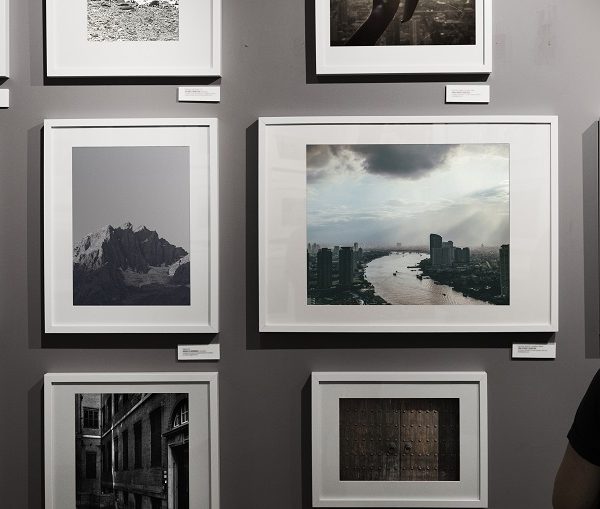 IELTS Cue Card شماره 22 توصیف عکسی در اتاقته که دوستش داری. این کیوکارت همراه با نمونه جواب، کلمات کلیدی و معنی آنها برای شما آماده شده است.